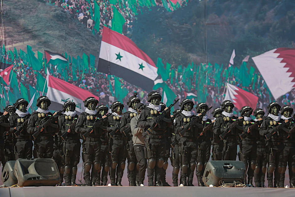 ARCHIV - Mitglieder der Kassam-Brigaden, des bewaffneten Flügels der Hamas, bei einer Parade im Gazastreifen im Dezember 2022.  