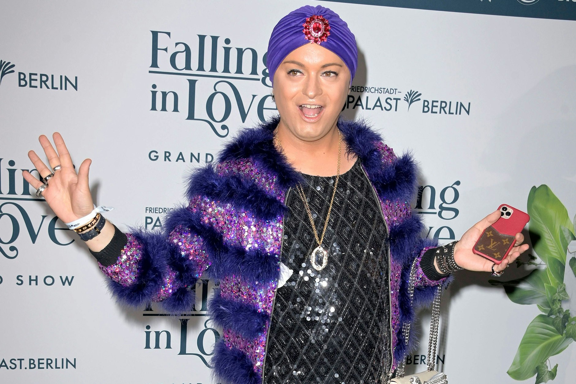 Julian F. M. Stoeckel lässt sich den Glitzer nicht verbieten.