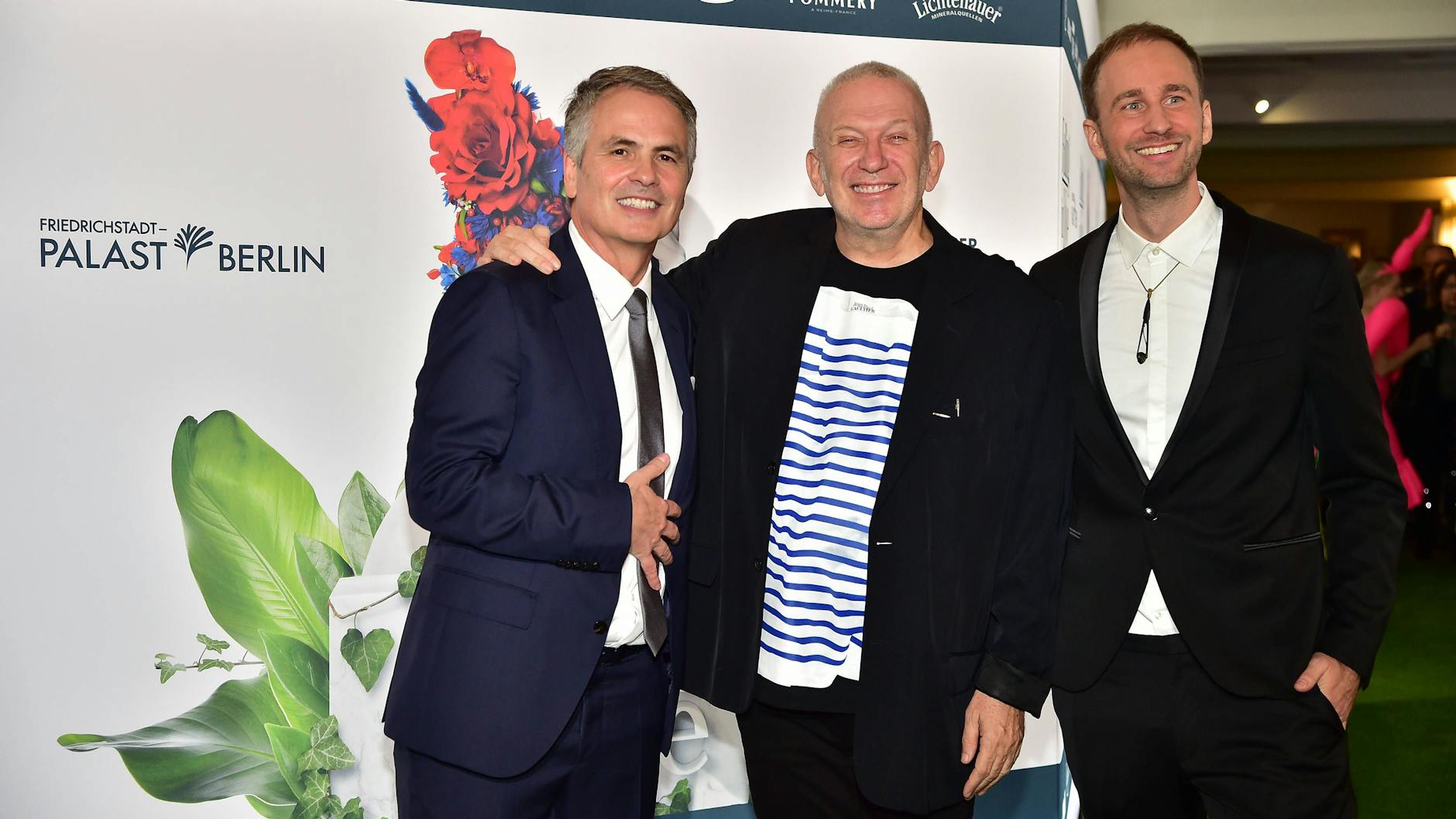 Intendant Berndt Schmidt (l.) neben Jean Paul Gaultier und Regisseur Oliver Hoppmann (r.) bei der Weltpremiere in Berlin.