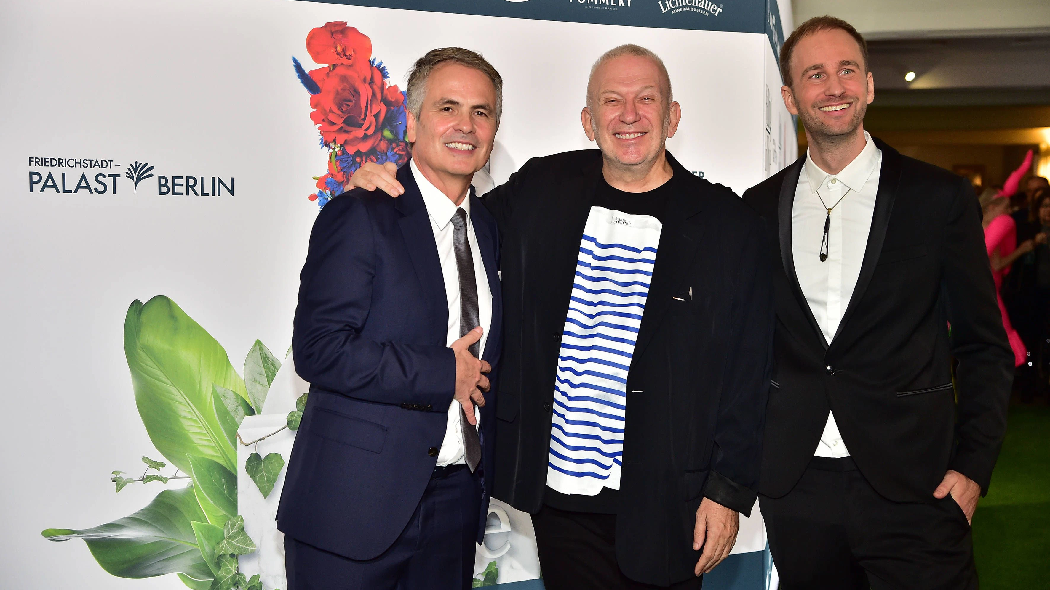 Intendant Berndt Schmidt (l.) neben Jean Paul Gaultier und Regisseur Oliver Hoppmann (r.) bei der Weltpremiere in Berlin.