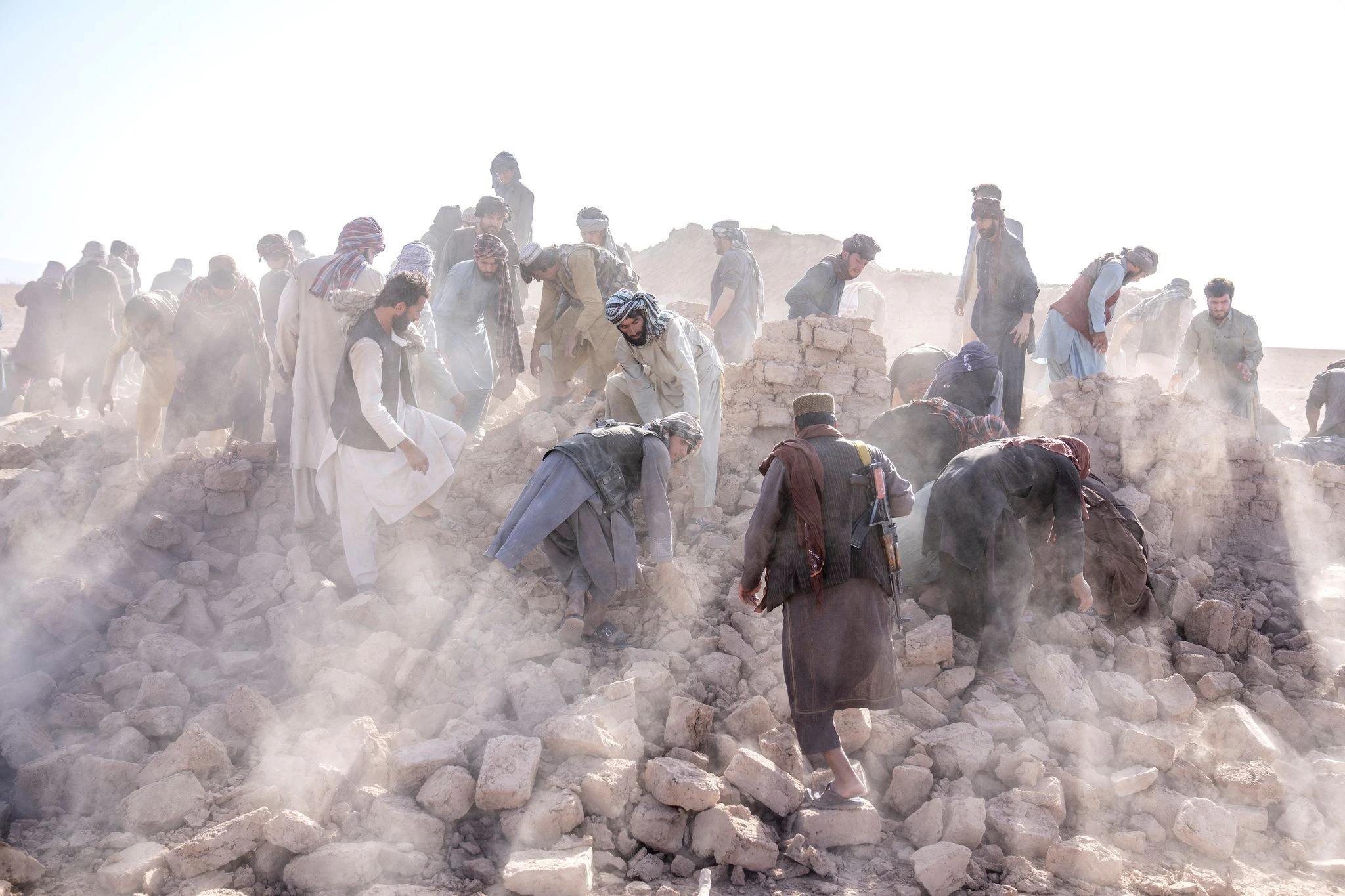dpatopbilder - Freiwillige arbeiten in den Trümmern nach einem Erdbeben im Bezirk Zenda Jan in der Provinz Herat. Ein weiteres starkes Beben hat den Westen Afghanistans erschüttert.  