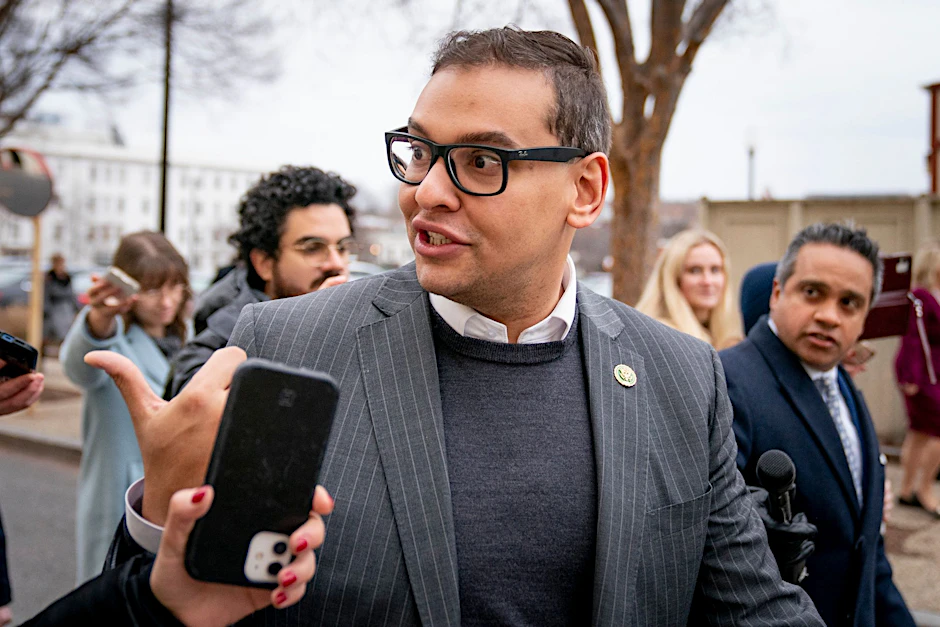 ARCHIV - Der Abgeordnete George Santos verlässt eine Sitzung der Republikanischen Partei auf dem Capitol Hill.  