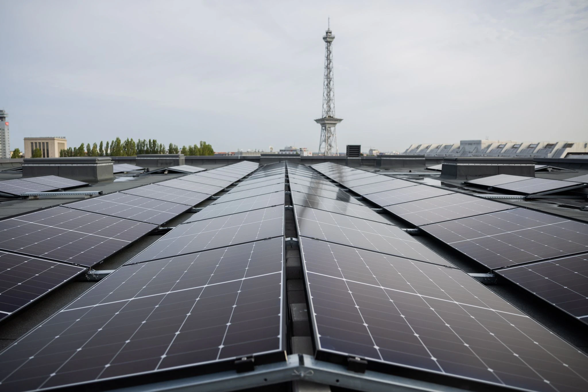 Es soll die größte Photovoltaik-Anlage der Hauptstadt werden. Auf dem Dach der Messe Berlin wurden die ersten Solarpanels montiert.  