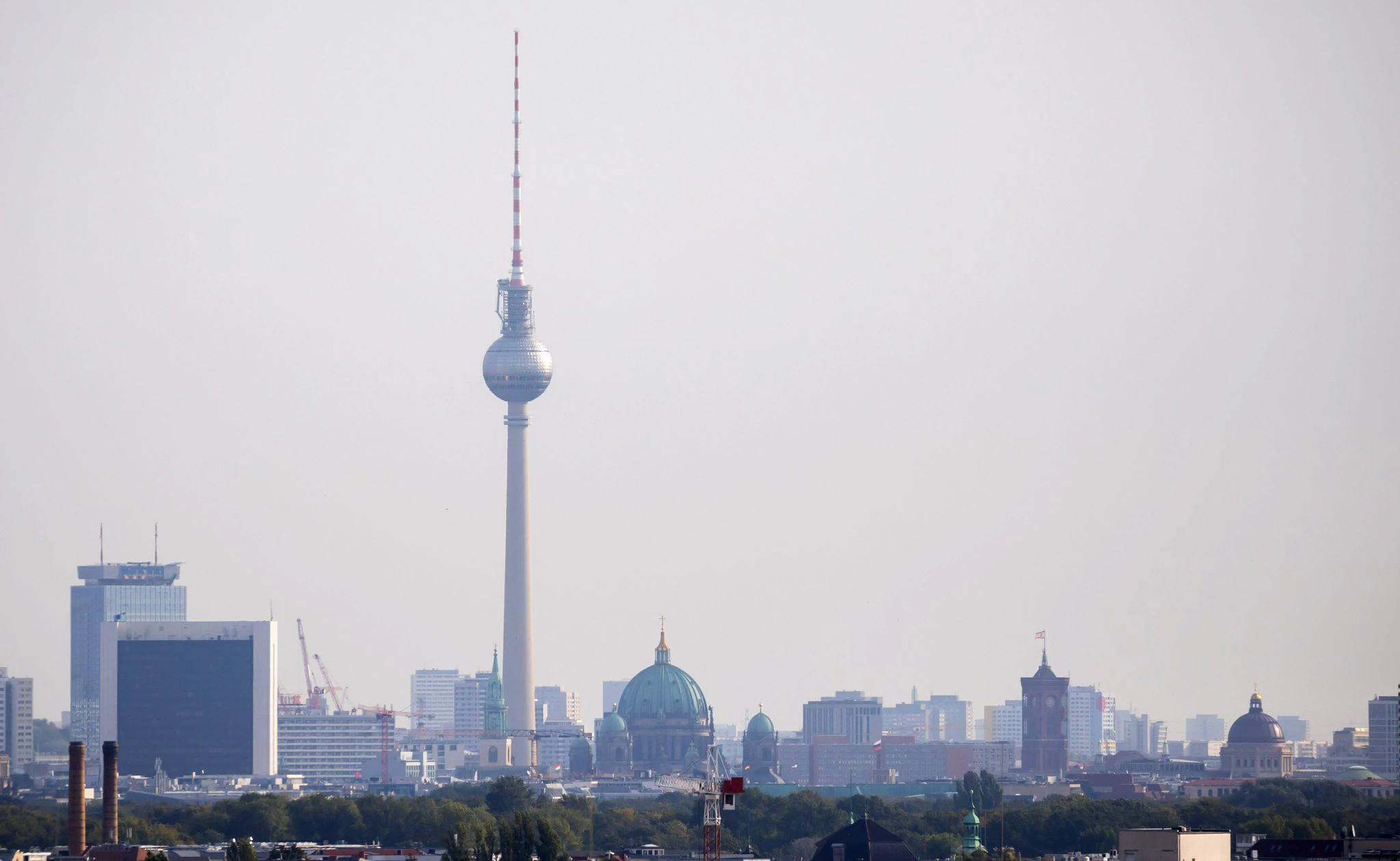 Die Sonne scheint an einem warmen Herbsttag über Berlin und lässt den Fernsehturm (l-r), den Dom und das Rote Rathaus erstrahlen.  