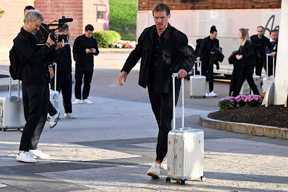 Bundestrainer Julian Nagelsmann nahm sich noch vor dem ersten Training in den USA Zeit für eine längere Sitzung mit seiner Mannschaft.  