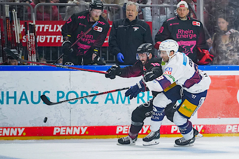 Da kann Kölns Jason Bast (l.) noch so auf die Zähne beißen, Eisbär Patrice Cormier lässt nicht locker.