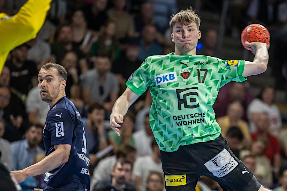 ARCHIV - Berlins Nils Lichtlein wirft den Ball auf das Tor.  