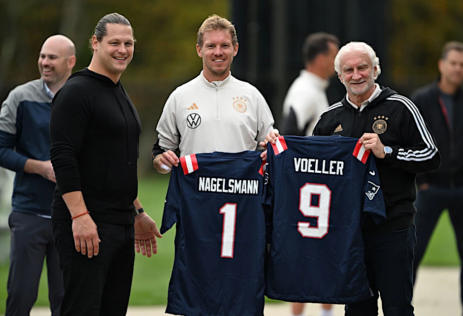 Julian Nagelsmann und Rudi Völler mit Trikots der New England Patriots.  