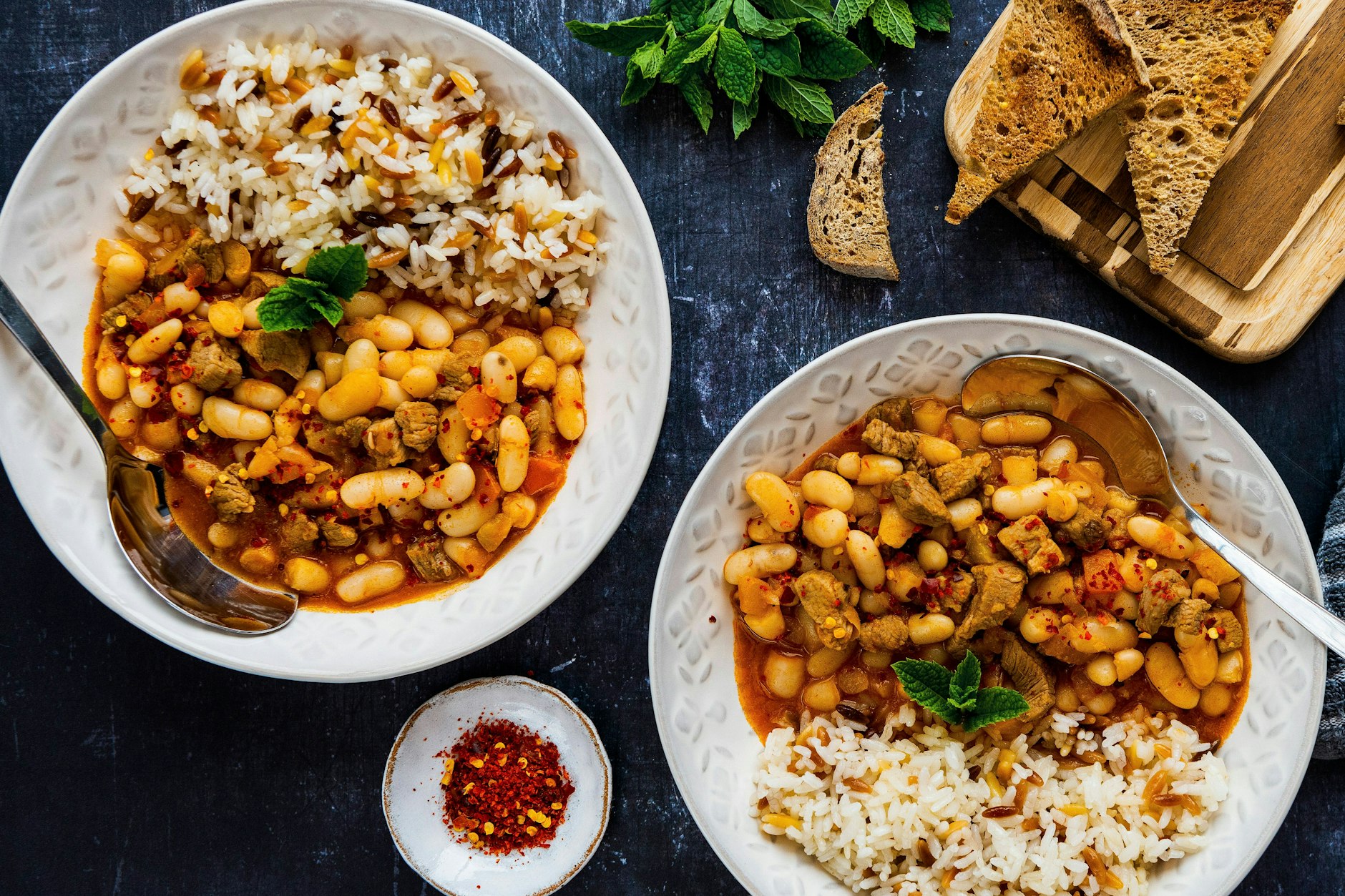 Kuru Fasulye gilt als Nationalgericht der Türkei, besteht aus Tomaten und weißen Bohnen. Dazu wird traditionell Reis serviert. Im Rezept erfahren Sie, wie Sie das Gericht kochen.