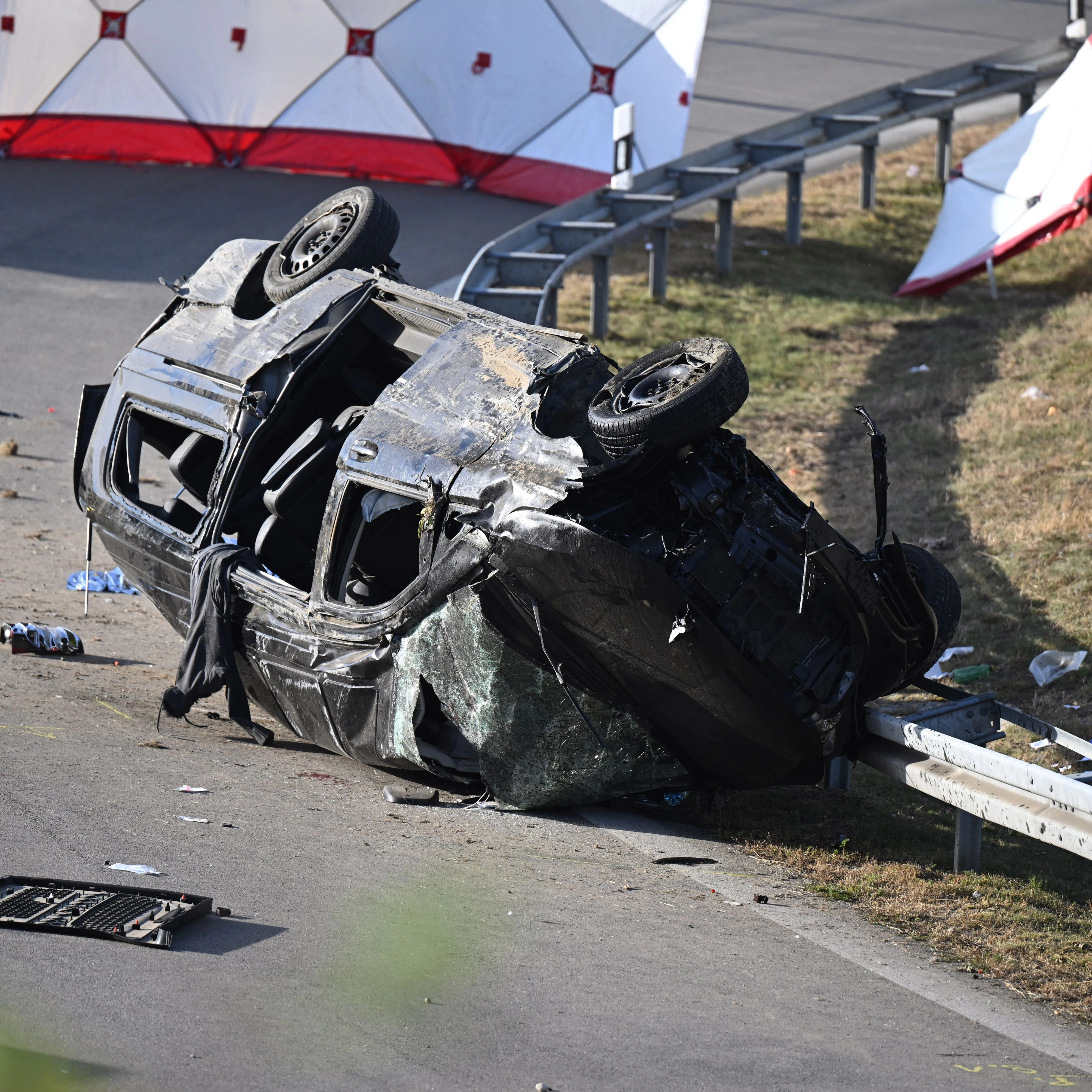 Das umgestürzte Fahrzeug liegt in der Kurve.&nbsp;