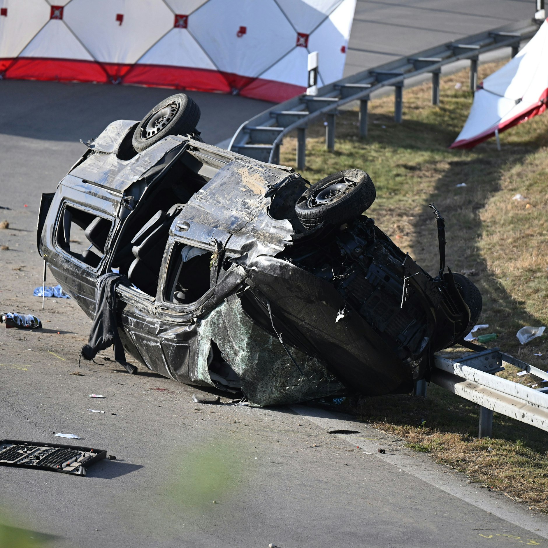 Das umgestürzte Fahrzeug liegt in der Kurve.&nbsp;