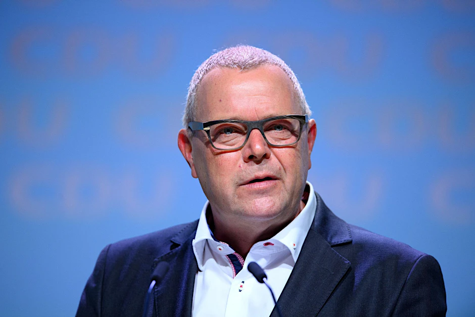 ARCHIV - Michael Stübgen spricht auf dem der CDU Brandenburg in der MBS-Arena.  a/Archivbild