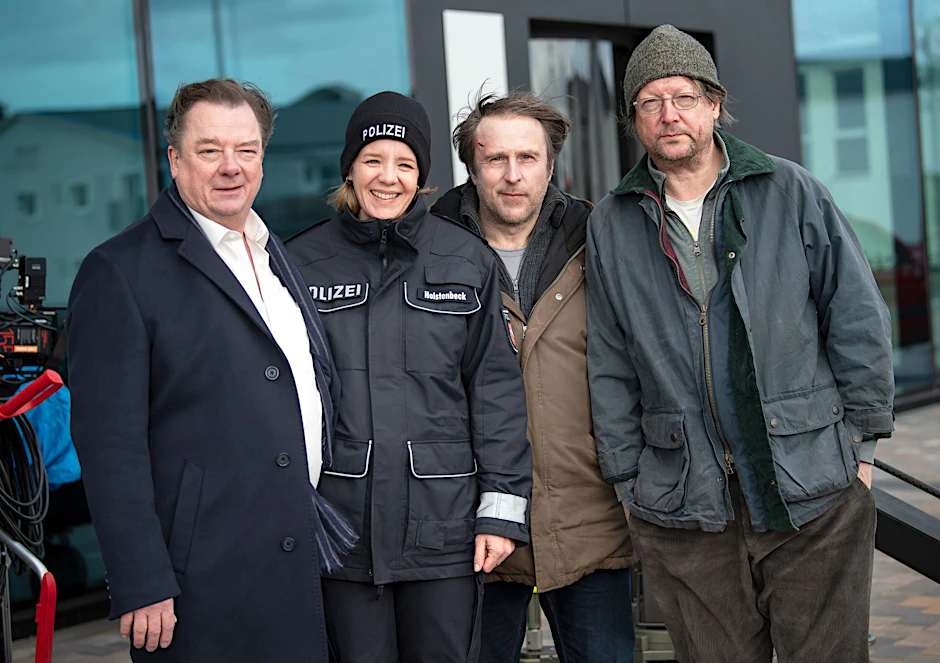 ARCHIV - Die Schauspieler Peter Kurth (l-r), Katrin Wichmann, Bjarne Mädel und Matthias Brandt am Set von "Sörensen hat Angst".  