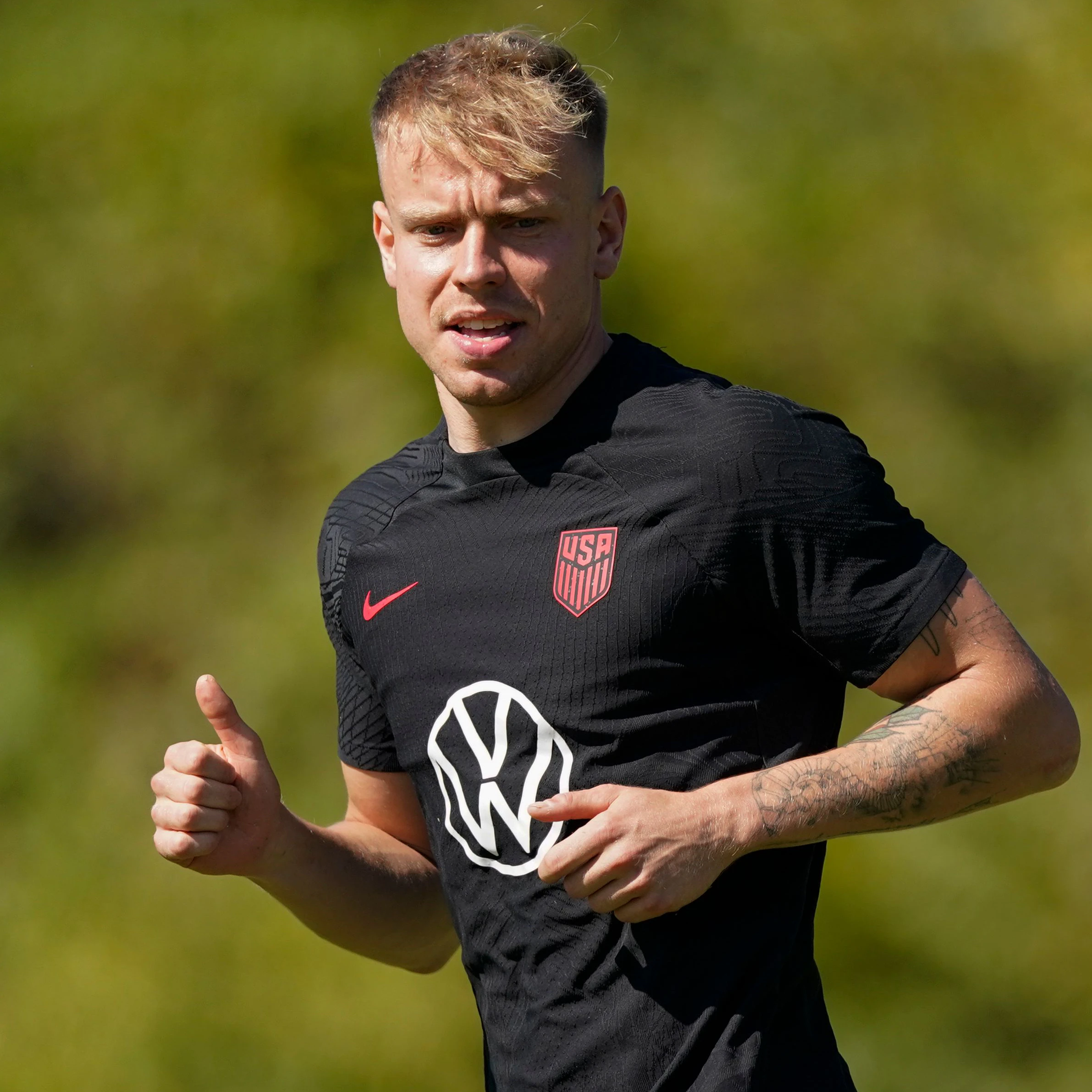 Lennard Maloney trägt schon im Training stolz das Emblem des US-Verbandes auf dem Shirt.