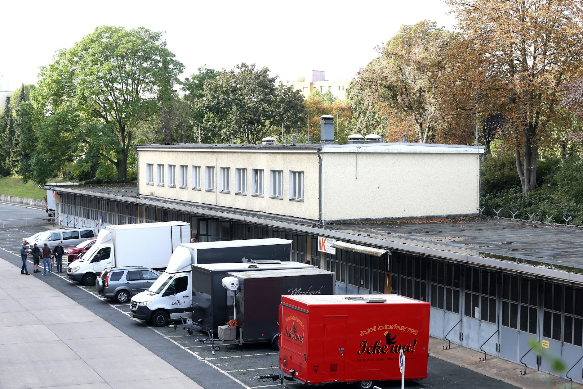 Blick auf das Bauteil 5a am stillgelegten Flughafen Tempelhof: Die Gewerbemieter sollen Platz machen für die Betriebsfeuerwehr. Das sorgt für Protest.