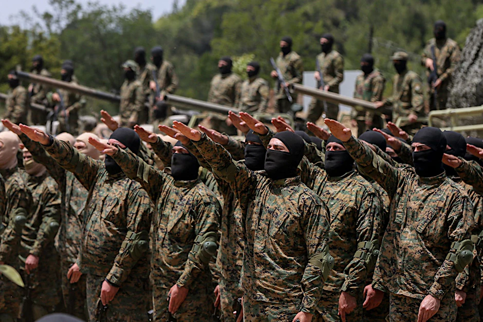 ARCHIV - Pro-iranische Hisbollah-Kämpfer legen während einer inszenierten Militärübung in einem Lager im südlibanesischen Dorf Aramta einen Eid ab.  