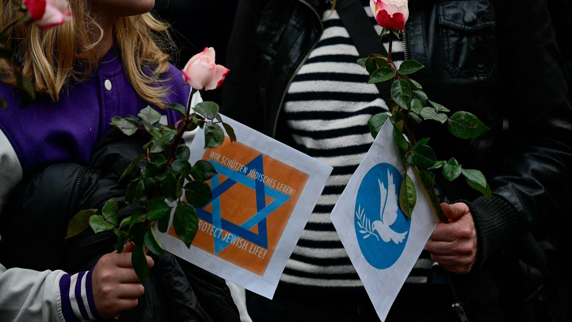 Menschen bekunden ihre Solidarität mit Israel vor der Synagoge am Fraenkelufer in Berlin-Kreuzberg