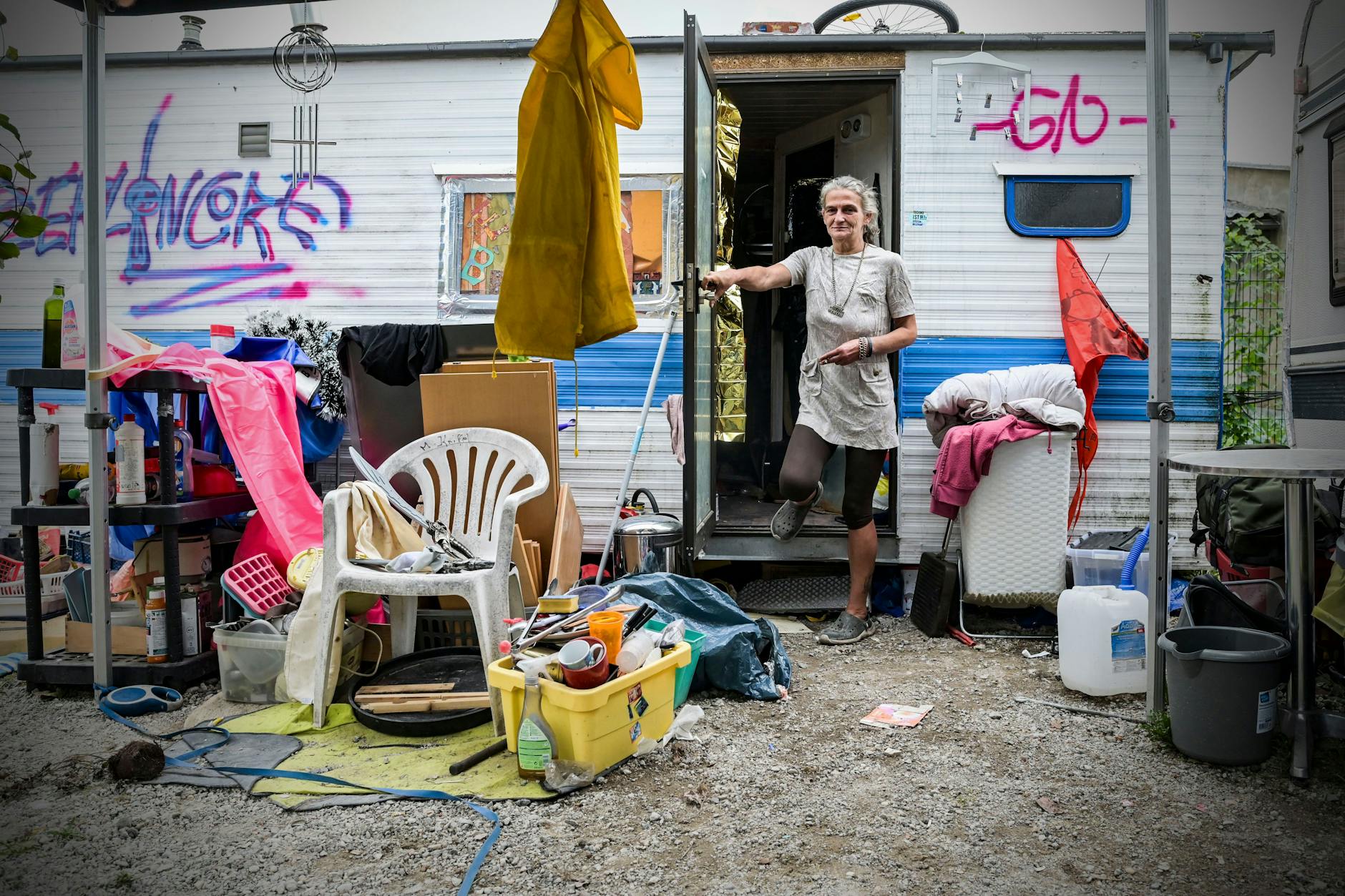 In dem Containerdorf gibt es keinen Strom: Ellen (52) wohnt auf zwölf Quadratmetern, zahlt 600 Euro für ihren Wagen und lebt seit anderthalb Jahren hier. 