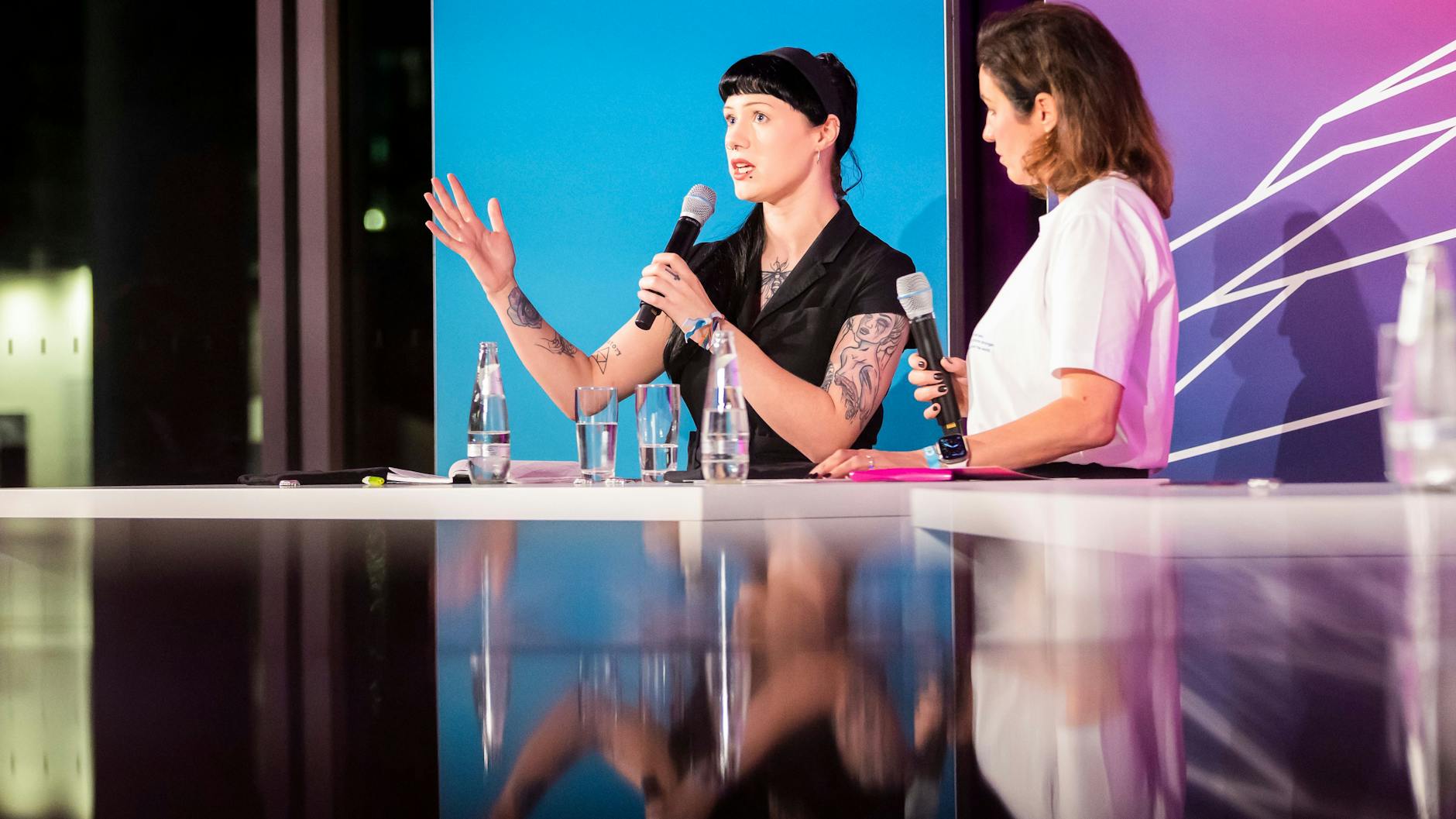 Shelby Lynn spricht neben Dorothee Bär, stellvertretende Vorsitzende der CDU/CSU-Bundestagsfraktion, bei der Diskussionsveranstaltung „Gewalt gegen Frauen – Das Schweigen brechen“.