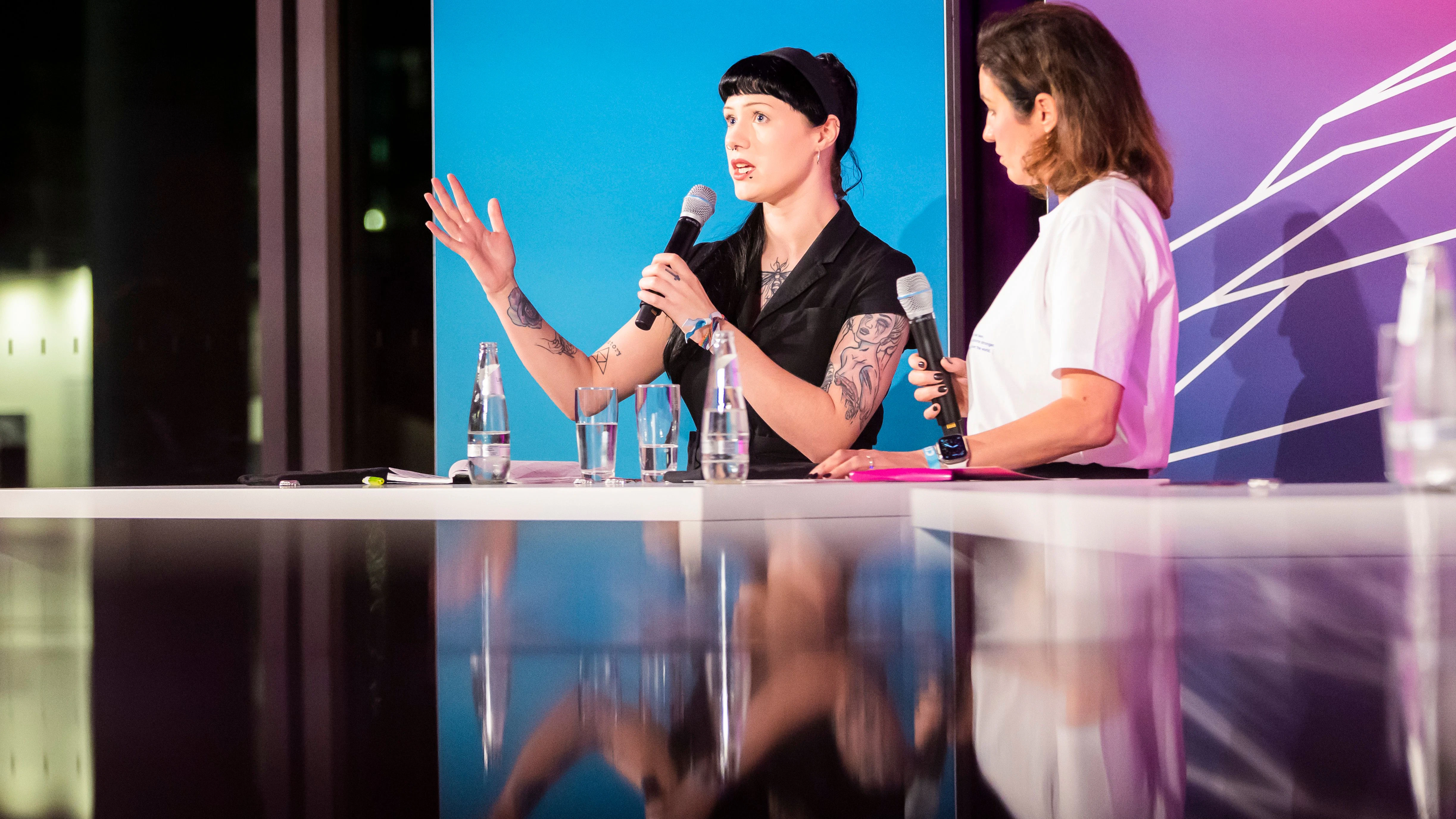 Shelby Lynn spricht neben Dorothee Bär, stellvertretende Vorsitzende der CDU/CSU-Bundestagsfraktion, bei der Diskussionsveranstaltung „Gewalt gegen Frauen – Das Schweigen brechen“.