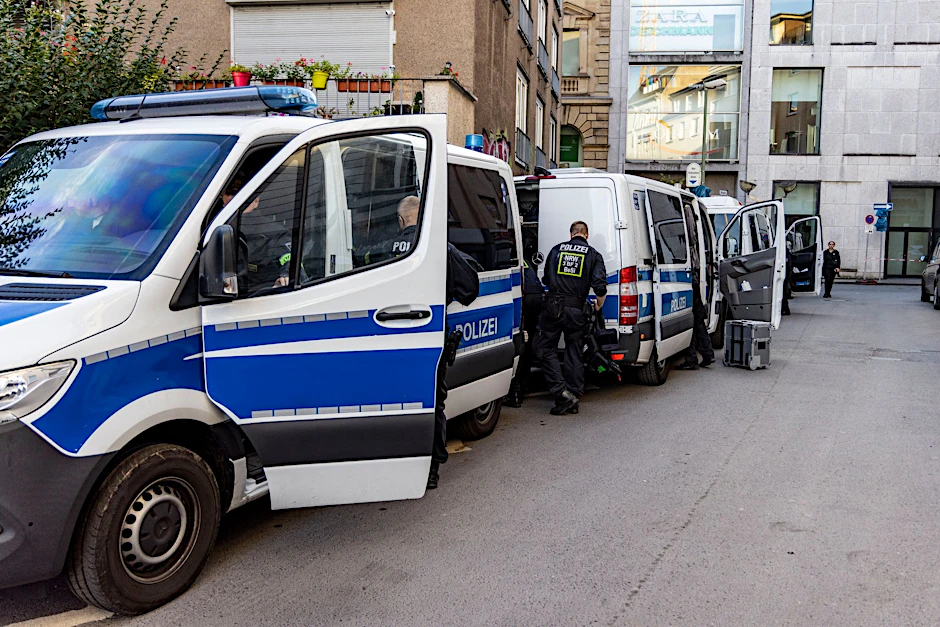 Polizisten sind in der Duisburger Innenstadt im Einsatz.  