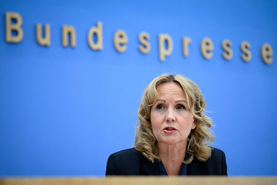 Steffi Lemke stellt in der Bundespressekonferenz neue Vorschläge zum Umgang mit dem Wolf in Deutschland vor.  