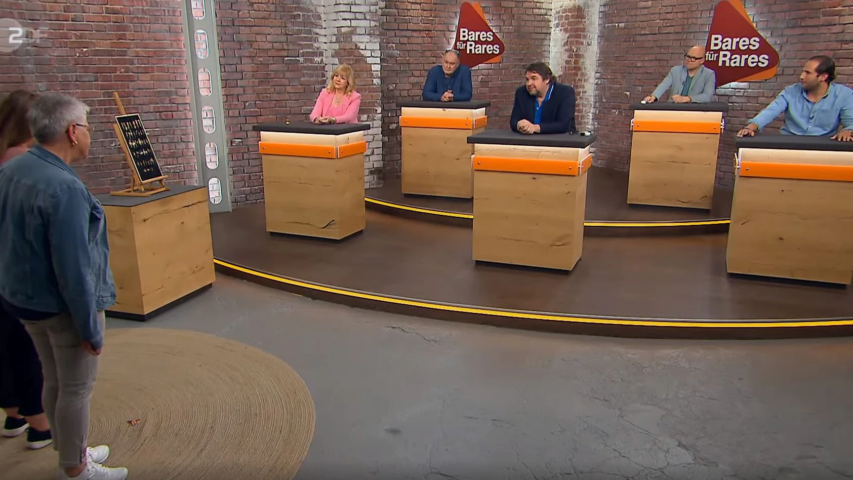 Die Verkäuferinnen wollen eigentlich schon gehen, als „Uhren-Narr“ Julian Schmitz-Avila (r.) doch noch an die gewünschte Schmerzgrenze kommt.