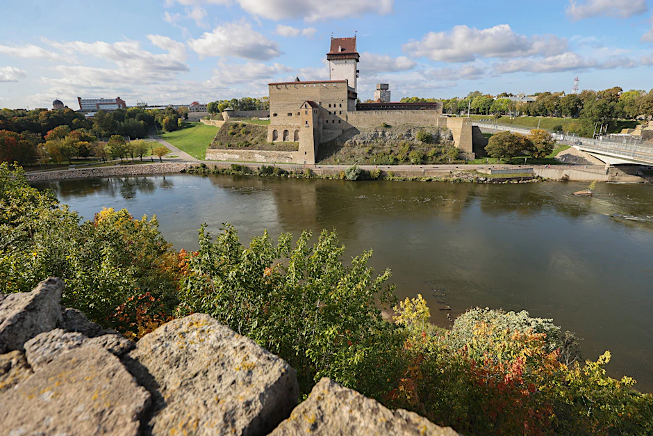 Blick auf die Festung Narva in der estnischen Grenzstadt Narva über den Fluss Narva von Iwangorod, einer Stadt auf der russischen Seite der Grenze, aus gesehen.