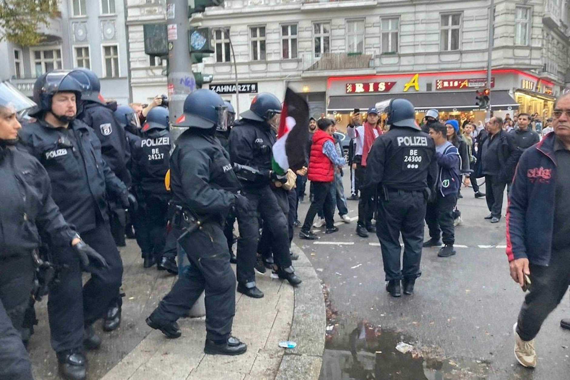 Polizei beschlagnahmt Palästina-Fahne auf der Sonnenallee in Neukölln&nbsp;