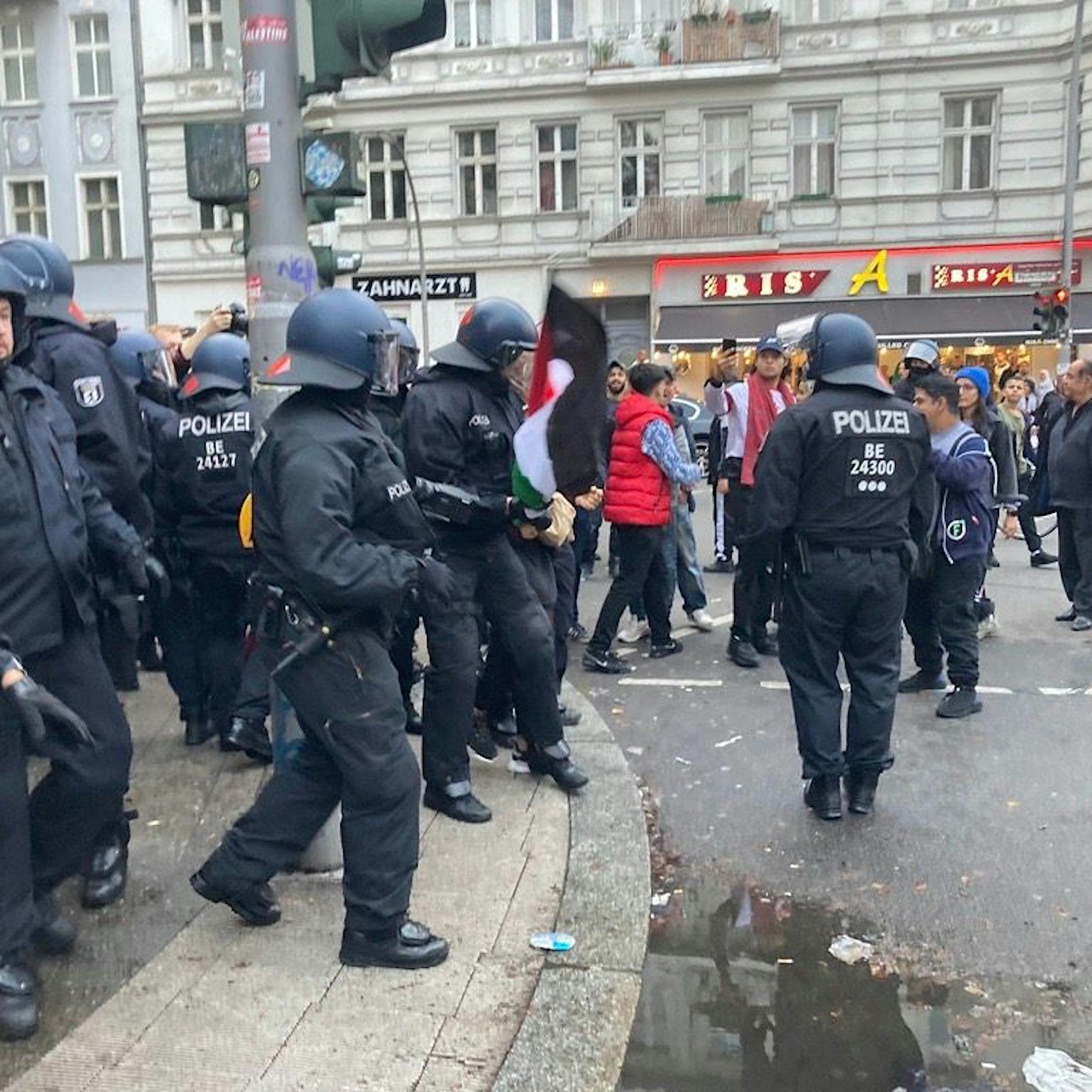 Flaschenwürfe und „Free Palestine“-Rufe: Polizei Berlin geht gegen Palästinenser-Protest in Neukölln vor