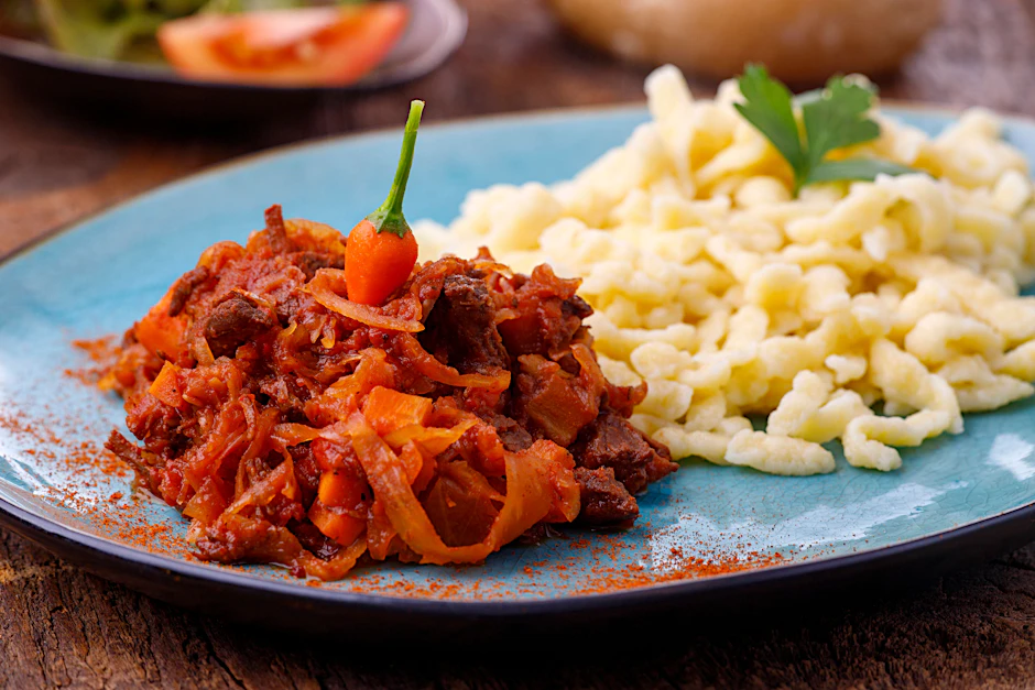 Szegediner Gulasch kann auch mit Spätzle gegessen werden - am besten passen dazu aber leckere Knödel. Das Rezept ist einfach herrlich im Herbst...