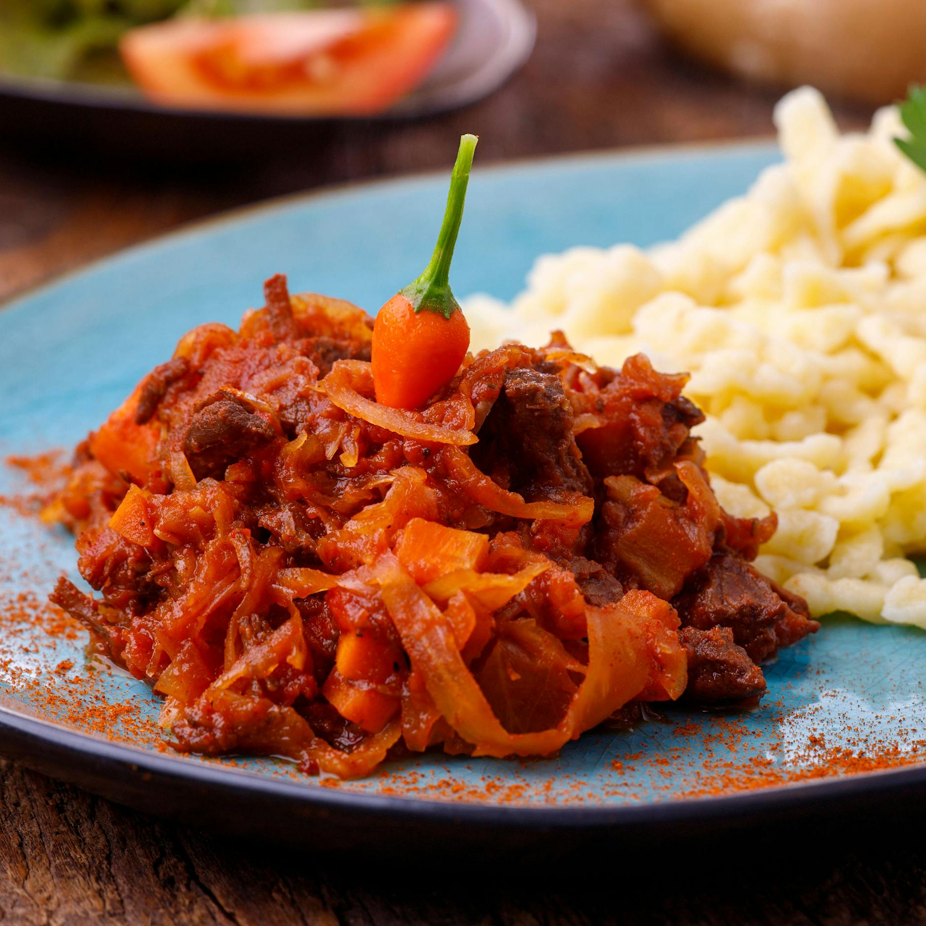 Omas Rezept für Szegediner Gulasch: Das Fleisch ist so unfassbar zart!