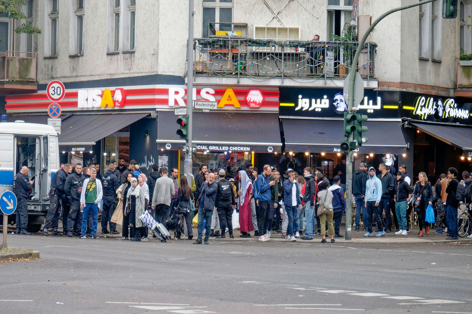 In Neukölln zeigte die Polizei auch am Freitag verstärkte Präsenz. Auf den Straßen gab es immer wieder pro-palästinensische Ansammlungen. 
