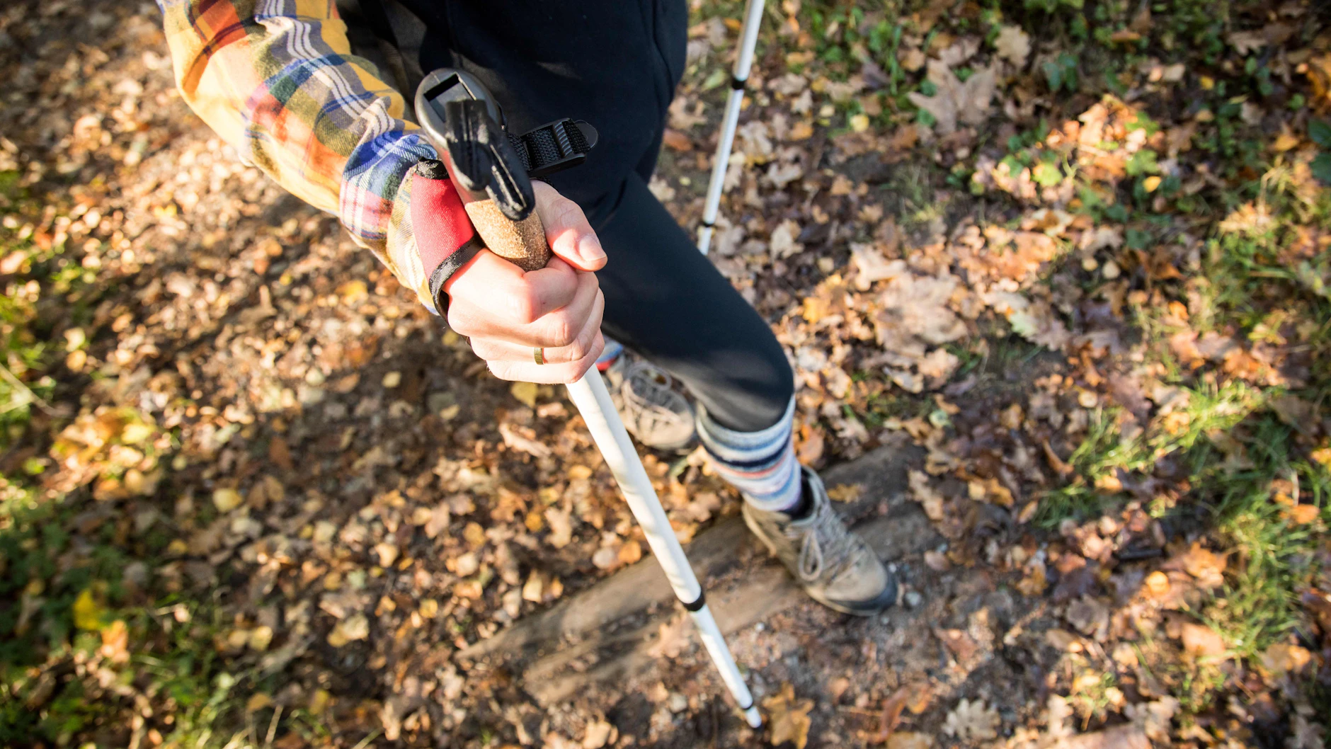 Besonders beim Bergabwandern bekommt man schnell Muskelkater. 