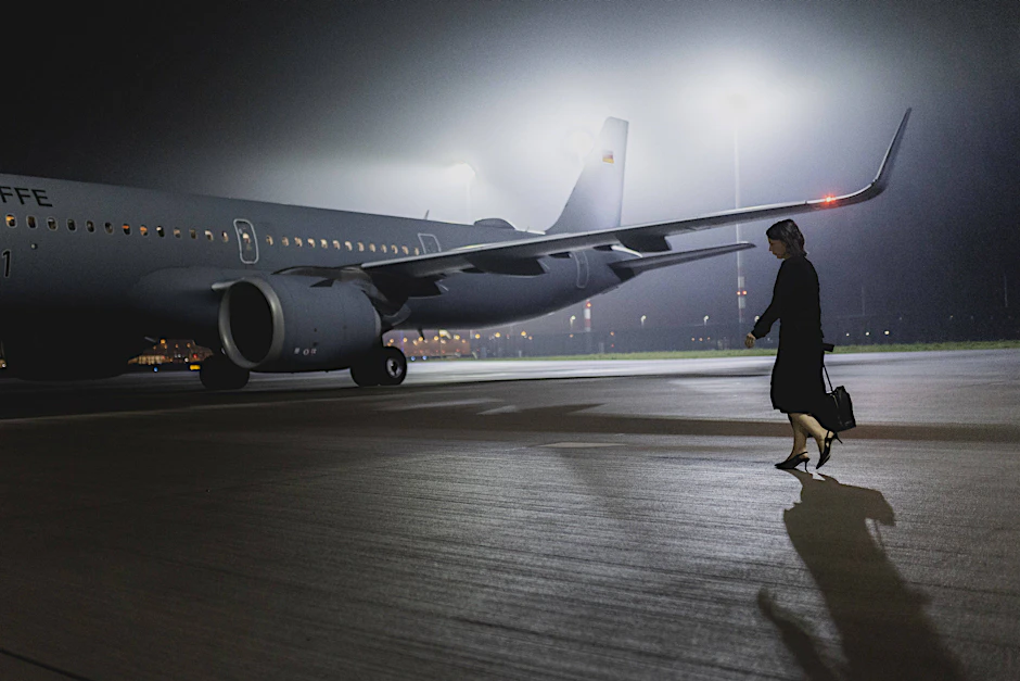 Annalena Baerbock auf dem Weg zum Flugzeug nach Israel.
