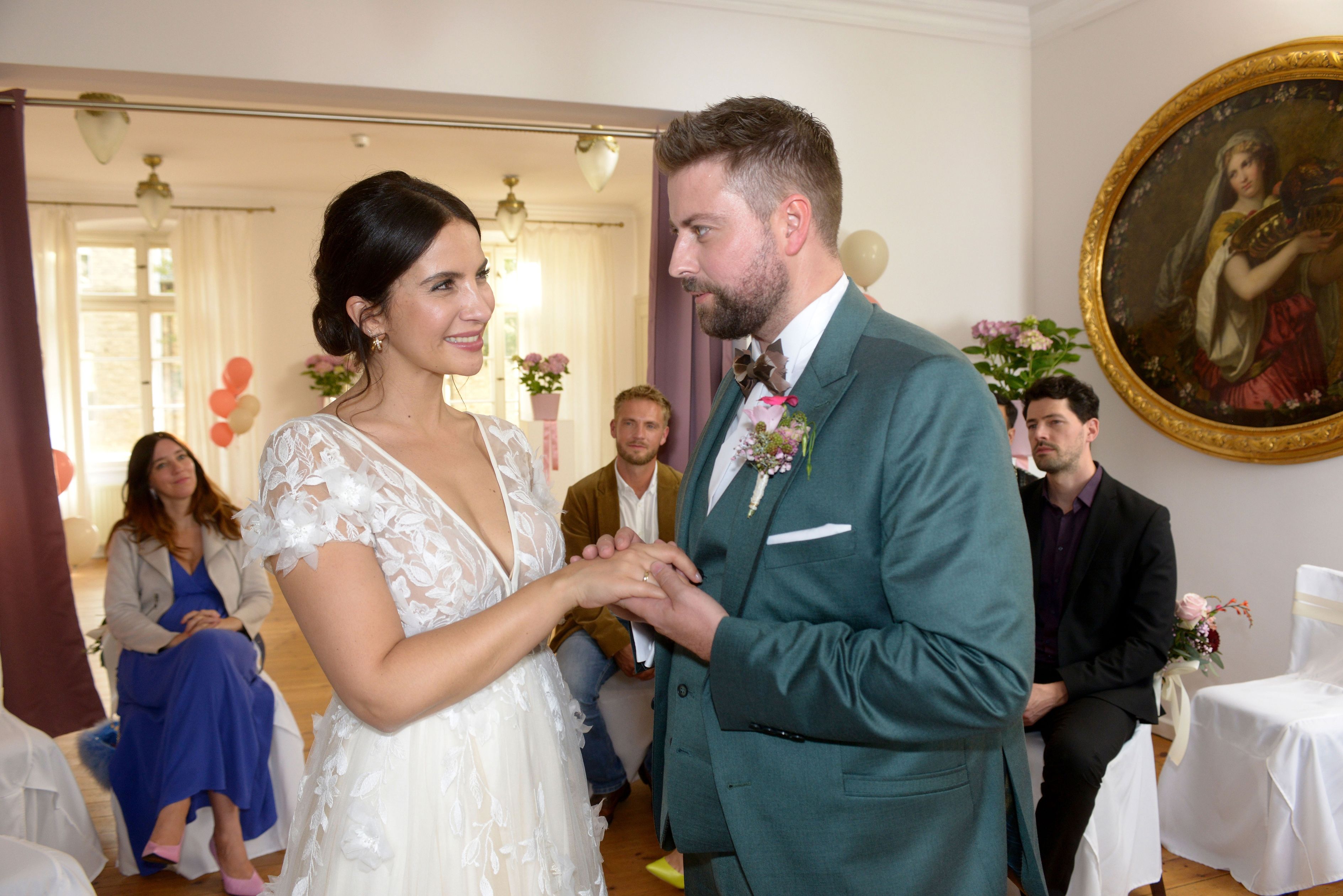 Image - GZSZ-Hochzeit: Erste Fotos - SO schön ist Chryssanthi Kavazi als Braut