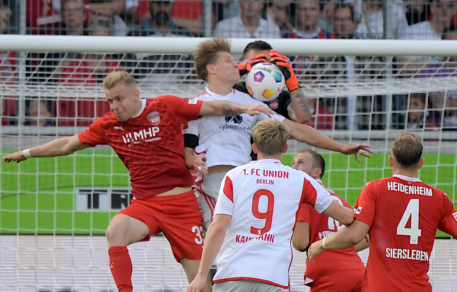 Beim 0:1 Ende September beim 1. FC Heidenheim bekam es Unions Kevin Behrens (M.) schon mit Lennard Maloney (l.) zu tun.