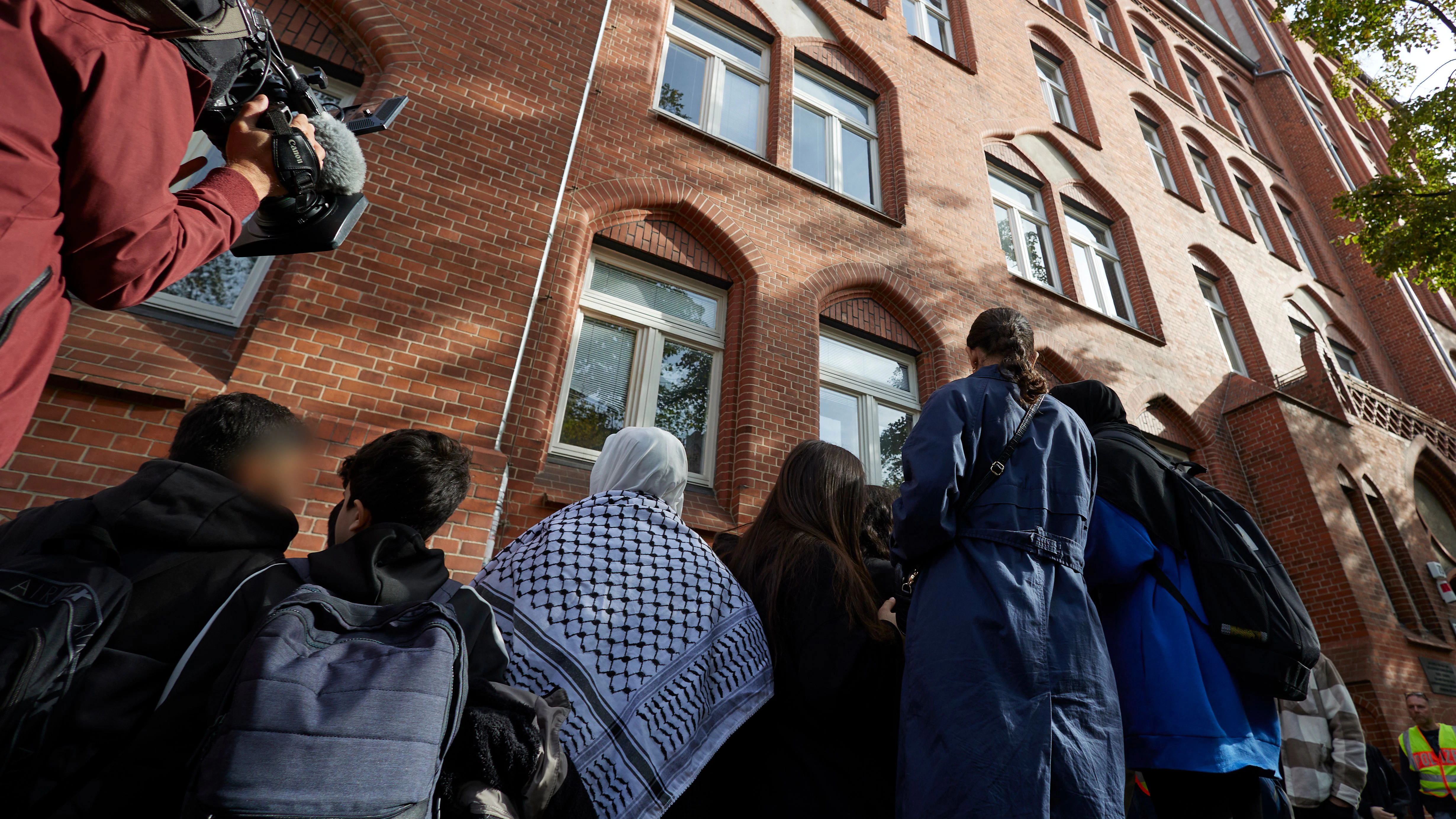 Auch vor dem Ernst-Abbe-Gymnasium in Neukölln wurden Schüler mit umgehängten Palästinensertüchern gesehen.