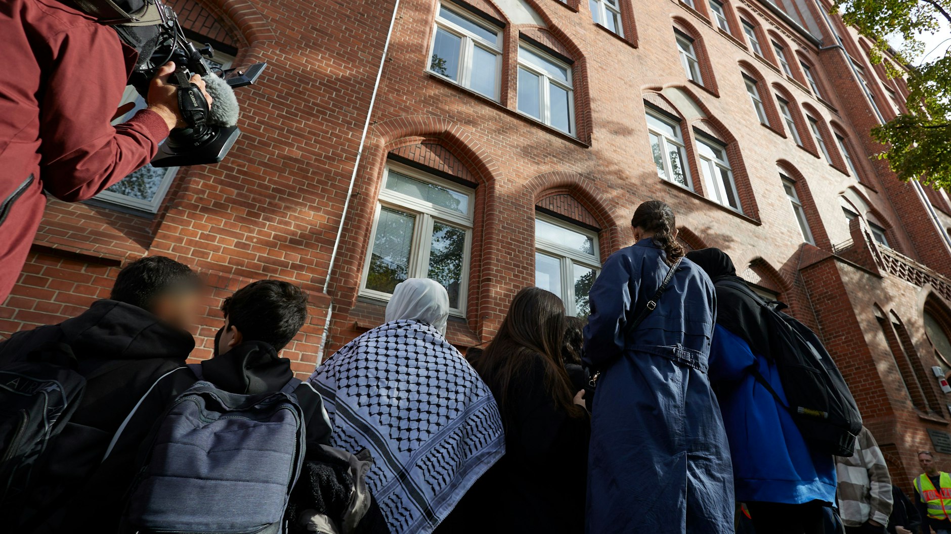 Auch vor dem Ernst-Abbe-Gymnasium in Neukölln wurden Schüler mit umgehängten Palästinensertüchern gesehen.