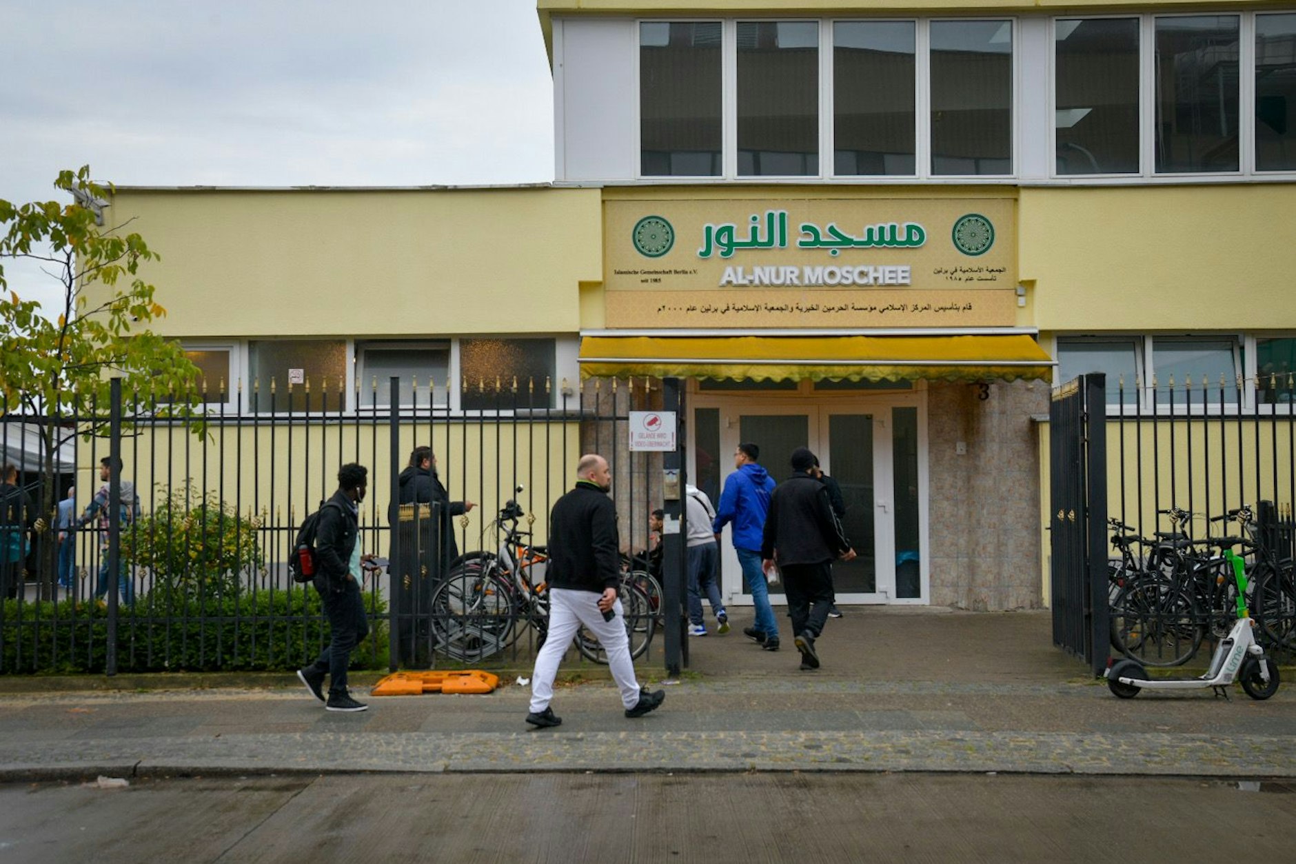 Die Al-Nur-Moschee in Neukölln. Gegenüber ist eine Zigarettenfabrik.