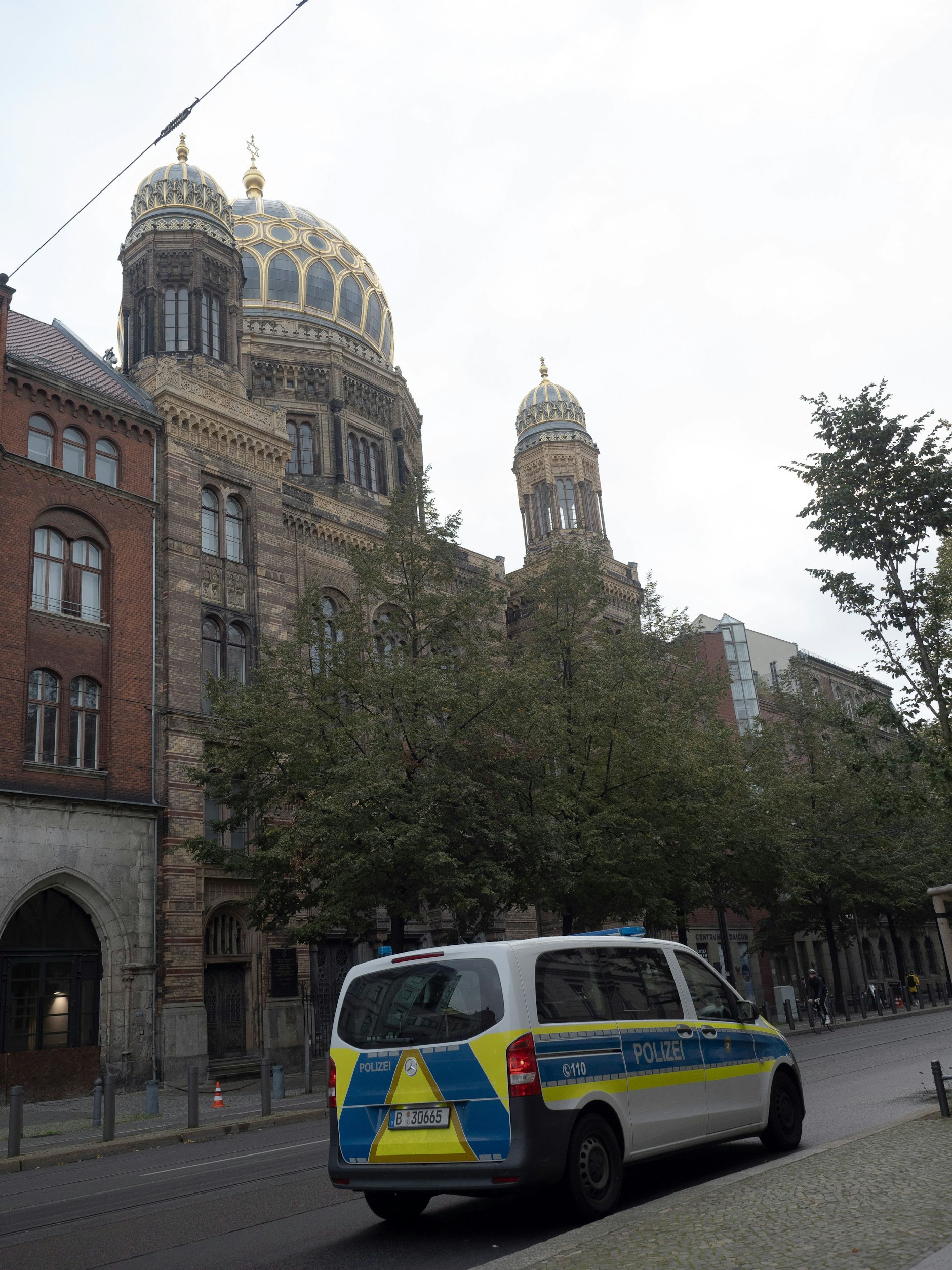 Ein Einsatzfahrzeug der Polizei steht unweit der Synagoge.