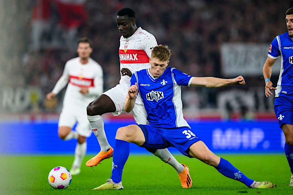 ARCHIV - Darmstadts Clemens Riedel (r) ist angeschlagen und reist nicht mit der U21 nach Bulgarien.  