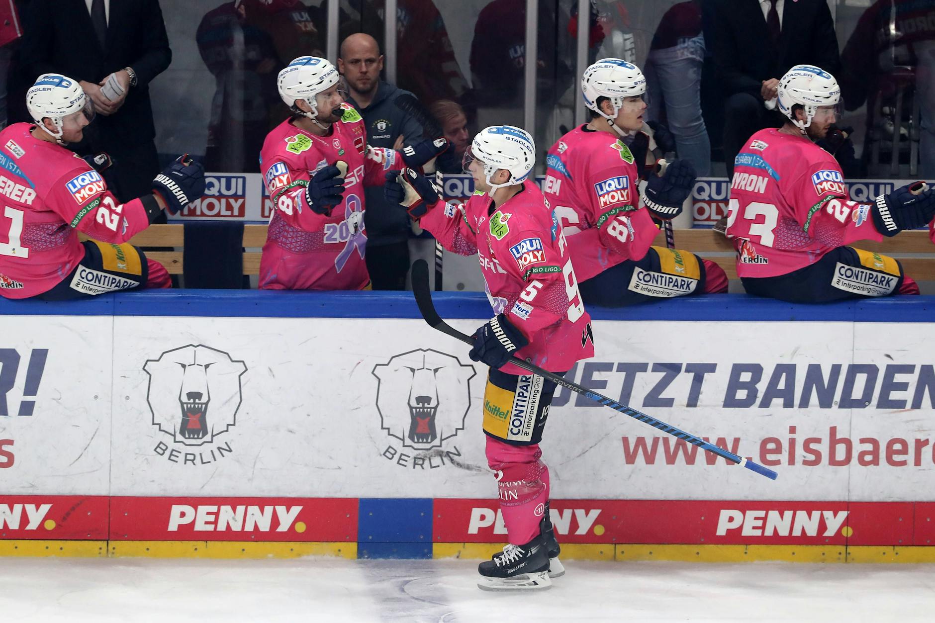 Eisbär Frederik Tiffels jubelt nach dem 1:0 mit Teamkollegen im Spiel gegen die Straubing Tigers. 