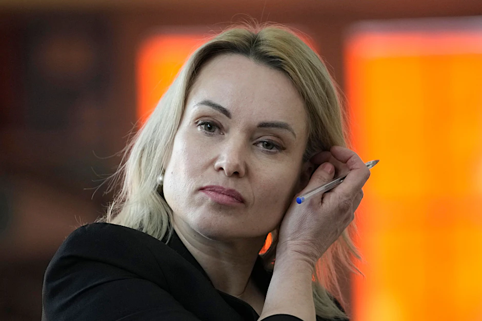 Marina Owsjannikowa, ehemalige Staatsfernsehjournalistin aus Russland, nimmt an einer Pressekonferenz teil.&nbsp;