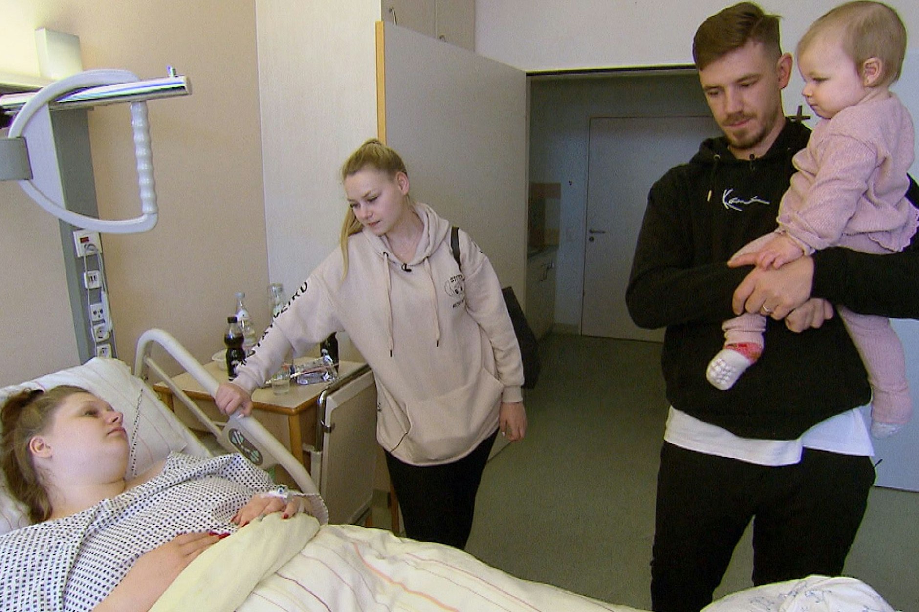 Lavinia und Tim kurz nach der Geburt ihres Sohnes. Haylie und Sarah-Jane sind zu Besuch.