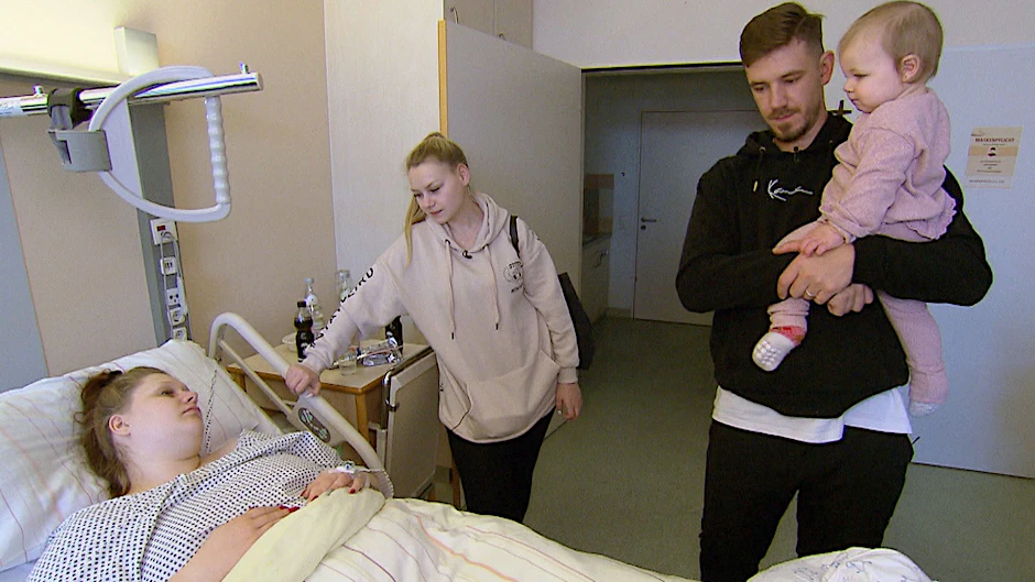 Lavinia und Tim kurz nach der Geburt ihres Sohnes. Haylie und Sarah-Jane sind zu Besuch.