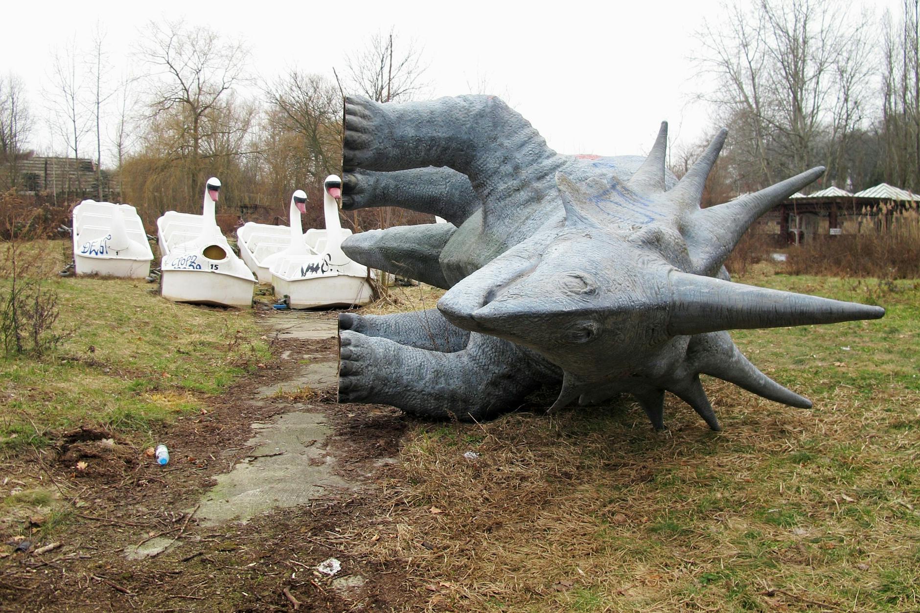 Schwanenboote, umgefallener Triceratops: So sah es aus, als der Spreepark ein Lost Place war. Heute ist davon nichts mehr zu sehen.
