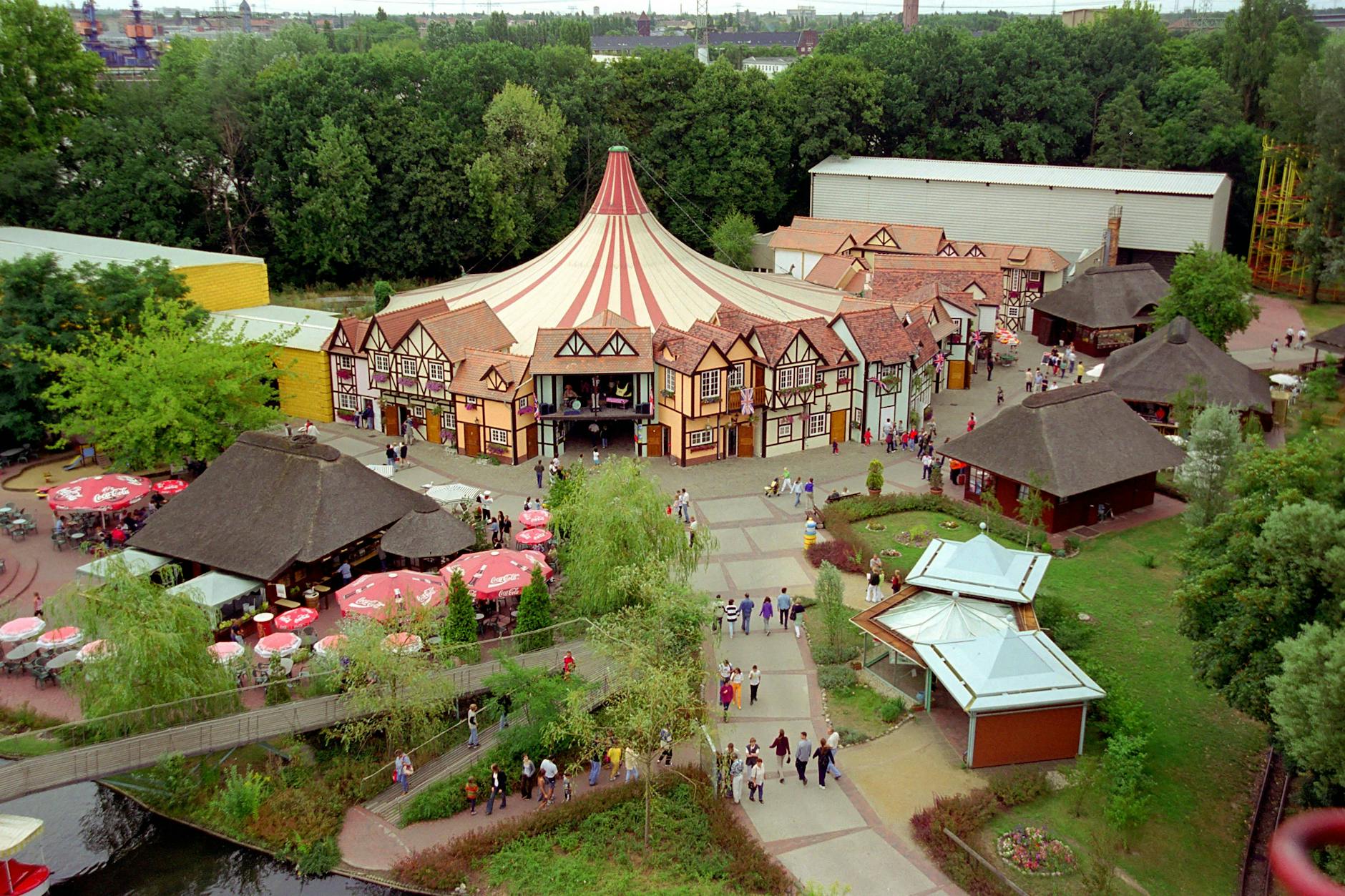 Blick aufs Englische Dorf im Spreepark (1999): Dort beginnt und endet die Führung.
