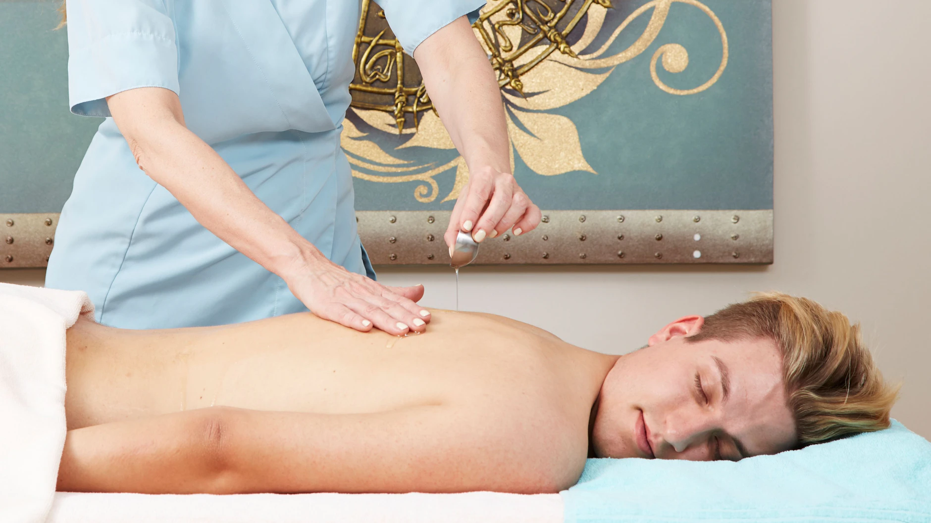 Sanfte Massage kann bei Muskelkater helfen. 