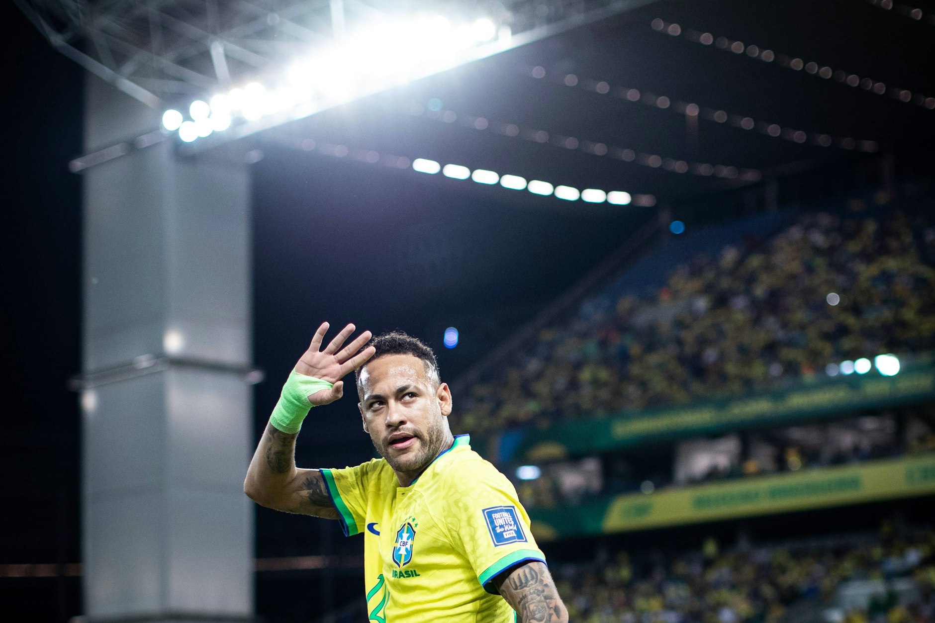 Brasiliens Superstar Neymar winkt nach dem Abpfiff mit Frust den Fans zu. Danach wurde er mit Popcorn beschmissen.